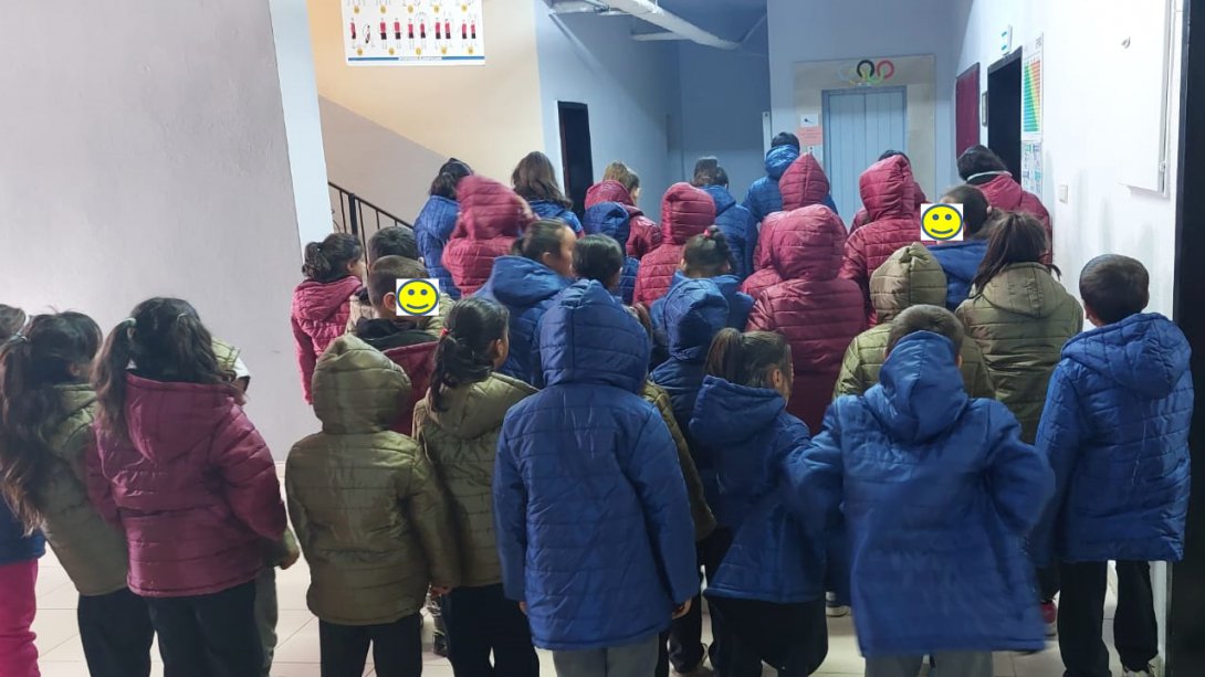 Hayırsever Kurmaz Ailesinden İlçemiz Öğrencilerine Kış Öncesi 1000 Mont Hediye Edildi