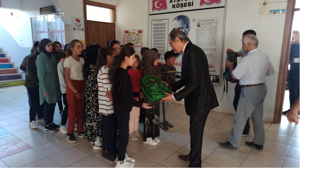 Hayırsever vatandaşımız tarafından İmam Hatip Ortaokulu Öğrencilerimize Çanta ve Kırtasiye Yardım Yapıldı. 