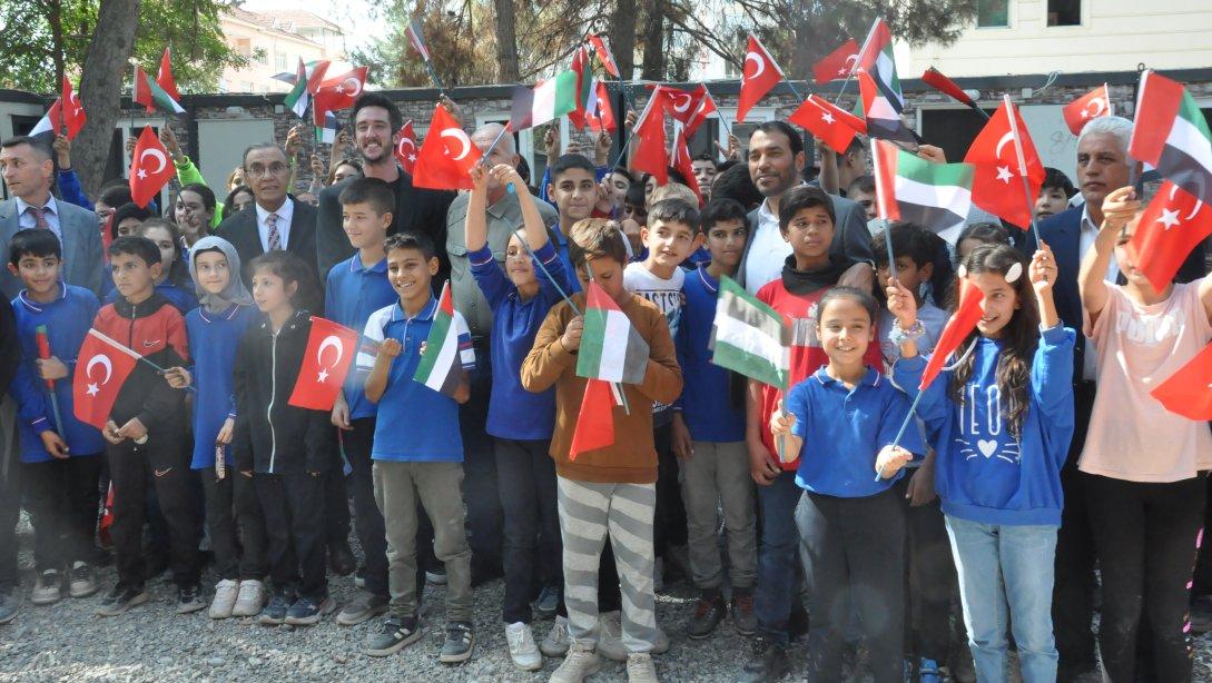 Birleşik Arap Emirlikleri Büyükelçiliği Tarafından Öğrencilerimize Kıyafet ve Kırtasiye Yardımı