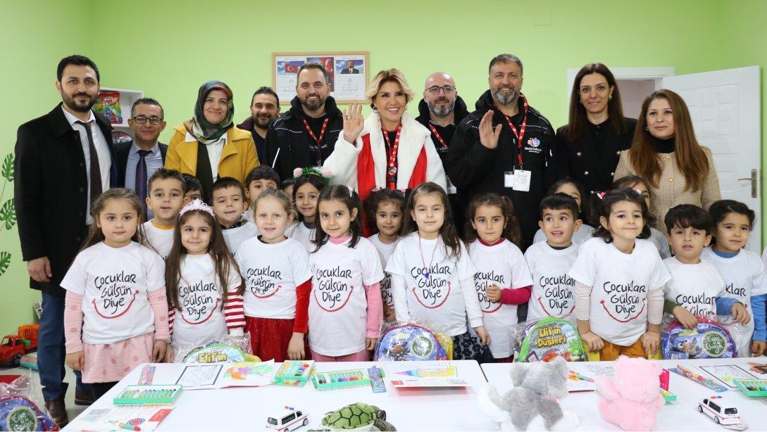 Gülben Ergen'in kuruculuğunu ve başkanlığını üstlendiği Çocuklar Gülsün Diye Derneği'nin öncülüğünde 2 derslikli Çocuklar Gülsün Diye Atatürk Anaokulunun açılışı törenle gerçekleştirildi.