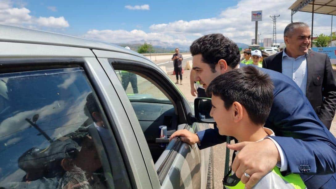 Kaymakamımız Sayın Tarık Buğra SEYHAN, Trafik Haftası Etkinlikleri Öğrencilerimizle Birlikte Trafik Uygulaması Yaptı