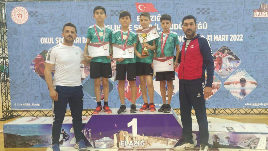 Elazığ da yapılan Küçük Erkekler Badminton Türkiye Şampiyonasında ilimizi temsil eden Cumhuriyet Ortaokulu Badminton Takımı, Türkiye 4.sü oldu.