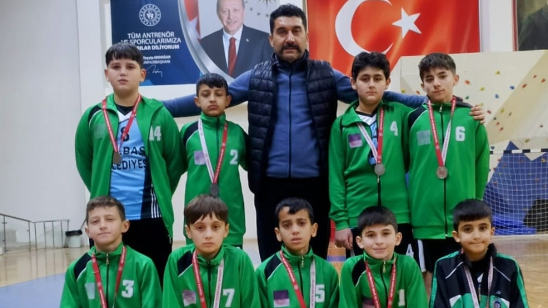 Küçük Erkekler Voleybol Müsabakalarında Cumhuriyet Ortaokulumuz İl İkincisi Oldu