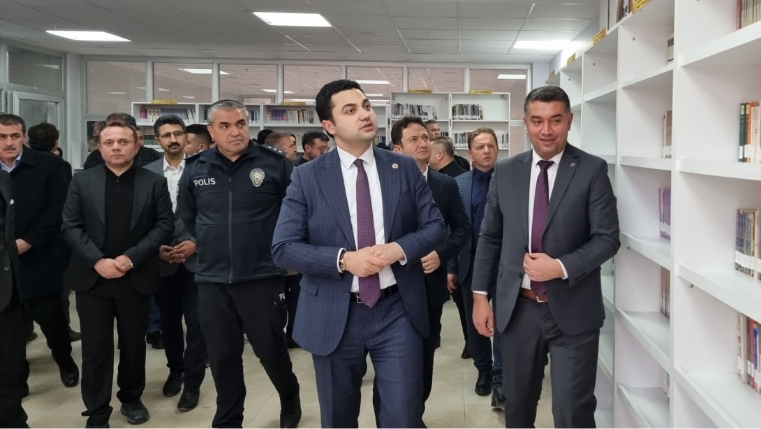 Kaymakamımızın Sayın Tarık Buğra SEYHAN'ın Katılımlarıyla, Serhan Selçuk Nariçi Mesleki Teknik ve Anadolu Lisesi Binnur Boncuklu Kütüphanesinin Açılışı Gerçekleştirildi.