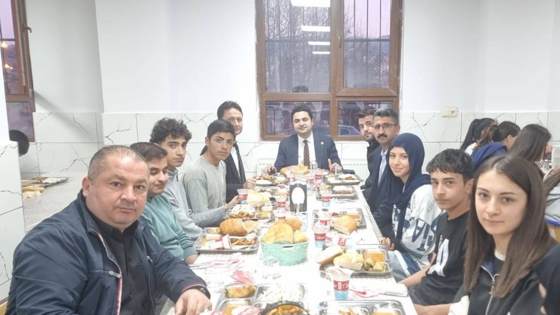 Kaymakamımız Sayın Tarık Buğra SEYHAN, Mehmet Tevfik Göksu Anadolu İmam Hatip Lisesi Öğrencilerimizle İftar Yemeğine Katıldı 