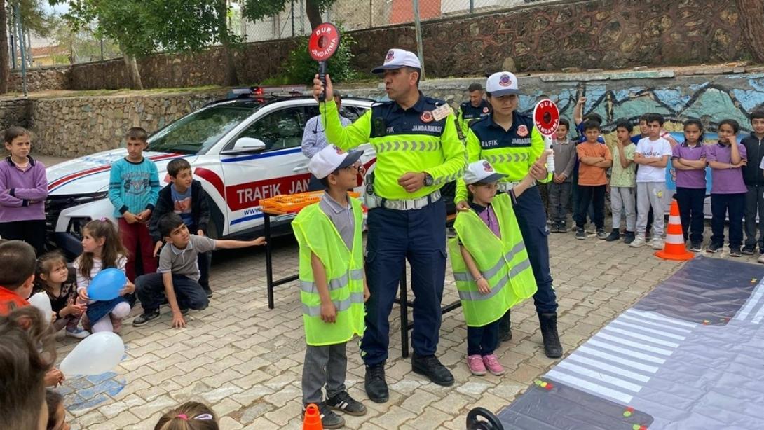 Balkar İlkokulu Öğrencilerimize Trafik Haftası Kapsamında Trafik Eğitim Semineri Düzenlendi